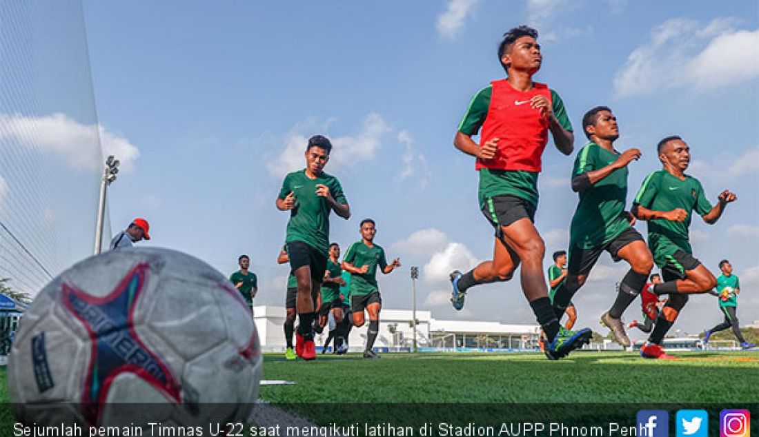 Sejumlah pemain Timnas U-22 saat mengikuti latihan di Stadion AUPP Phnom Penh, Kamboja, Minggu (17/2). - JPNN.com