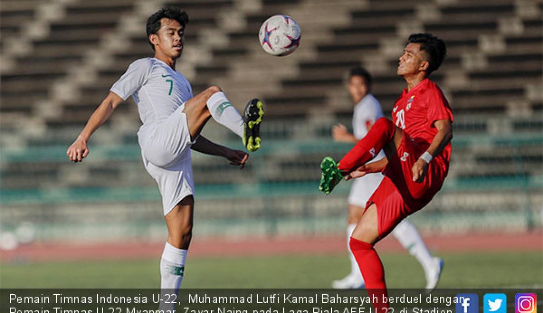 Pemain Timnas Indonesia U-22, Muhammad Lutfi Kamal Baharsyah berduel dengan Pemain Timnas U-22 Myanmar, Zayar Naing pada Laga Piala AFF U-22 di Stadion National Olimpic Phnom Penh, Senin (18/2). Skor akhir 1-1. - JPNN.com