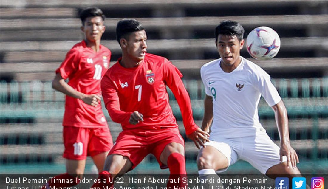 Duel Pemain Timnas Indonesia U-22, Hanif Abdurrauf Sjahbandi dengan Pemain Timnas U-22 Myanmar, Lwin Moe Aung pada Laga Piala AFF U-22 di Stadion National Olimpic Phnom Penh, Senin (18/2). Skor akhir 1-1. - JPNN.com