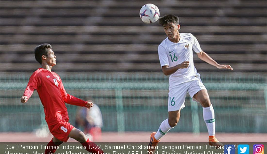 Duel Pemain Timnas Indonesia U-22, Samuel Christianson dengan Pemain Timnas U-22 Myanmar, Myat Kaung Khant pada Laga Piala AFF U-22 di Stadion National Olimpic Phnom Penh, Senin (18/2). Skor akhir 1-1. - JPNN.com