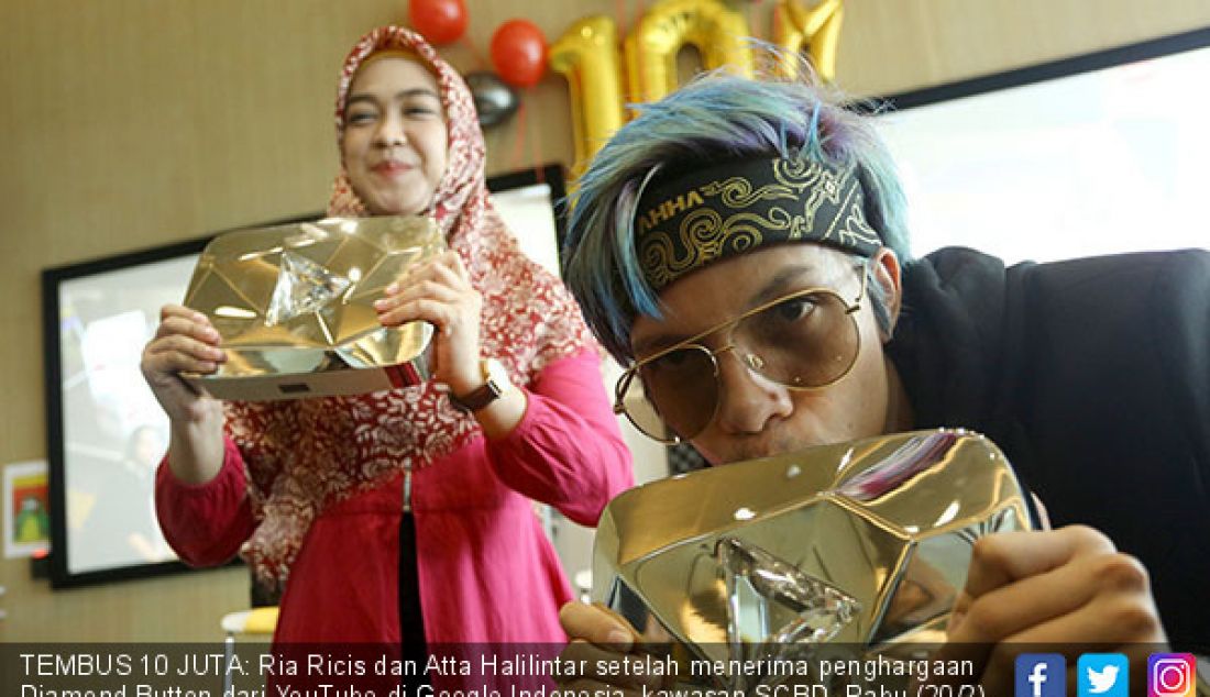 TEMBUS 10 JUTA: Ria Ricis dan Atta Halilintar setelah menerima penghargaan Diamond Button dari YouTube di Google Indonesia, kawasan SCBD, Rabu (20/2). - JPNN.com