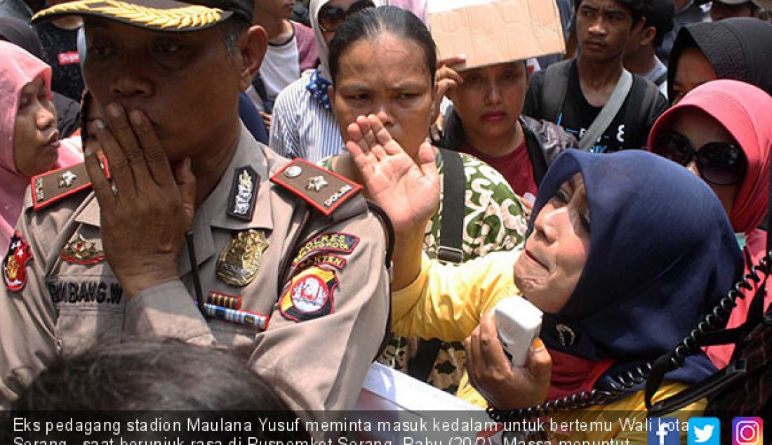 Eks pedagang stadion Maulana Yusuf meminta masuk kedalam untuk bertemu Wali kota Serang, saat berunjuk rasa di Puspemkot Serang, Rabu (20/2). Massa menuntut diperbolehkan kembali berjualan di kawasan stadion. - JPNN.com