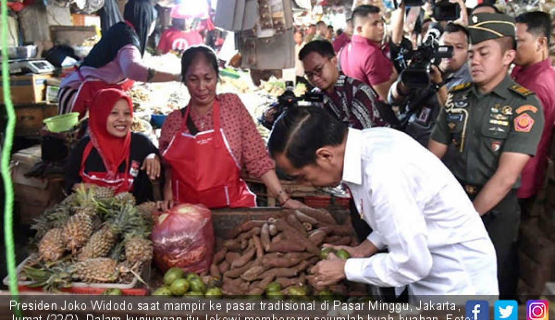 Presiden Joko Widodo saat mampir ke pasar tradisional di Pasar Minggu, Jakarta, Jumat (22/2). Dalam kunjungan itu Jokowi memborong sejumlah buah-buahan. - JPNN.com