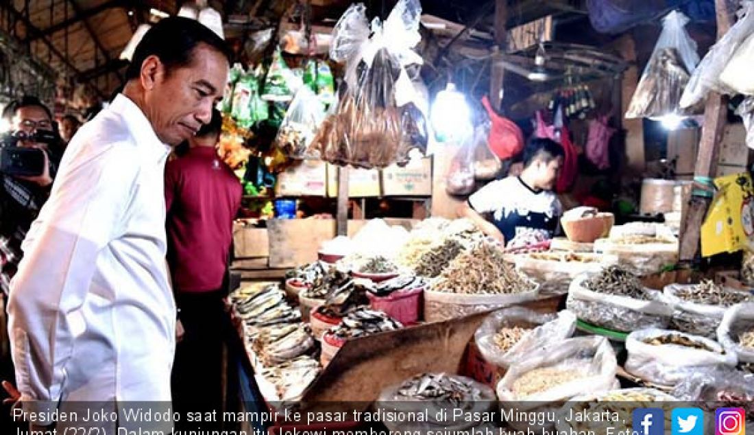 Presiden Joko Widodo saat mampir ke pasar tradisional di Pasar Minggu, Jakarta, Jumat (22/2). Dalam kunjungan itu Jokowi memborong sejumlah buah-buahan. - JPNN.com