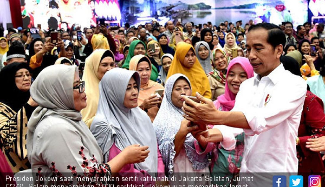 Presiden Jokowi saat menyerahkan sertifikat tanah di Jakarta Selatan, Jumat (22/2). Selain menyerahkan 2.000 sertifikat, Jokowi juga memastikan target tinggi bagi penerbitan sertifikat hak atas tanah tetap berjalan. - JPNN.com
