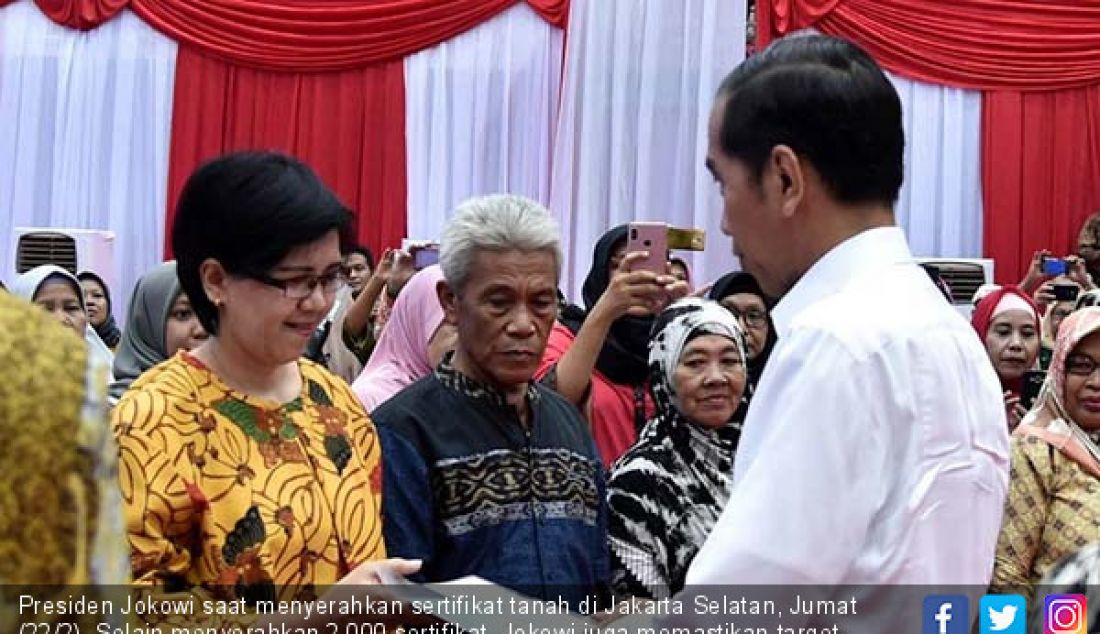 Presiden Jokowi saat menyerahkan sertifikat tanah di Jakarta Selatan, Jumat (22/2). Selain menyerahkan 2.000 sertifikat, Jokowi juga memastikan target tinggi bagi penerbitan sertifikat hak atas tanah tetap berjalan. - JPNN.com