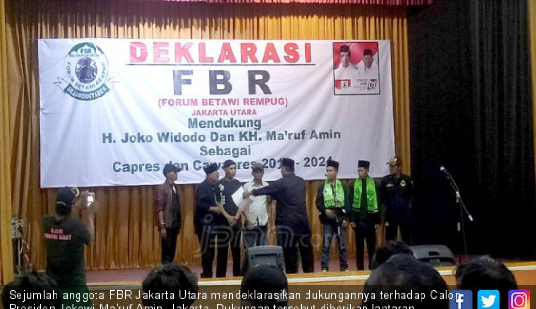 Sejumlah anggota FBR Jakarta Utara mendeklarasikan dukungannya terhadap Calon Presiden Jokowi-Ma’ruf Amin, Jakarta. Dukungan tersebut diberikan lantaran Jokowi dinilai berhasil membangun dan meningkatkan prekonomian dan sudah selayaknya terpilih kembali sebagai presiden untuk 2 priode. - JPNN.com