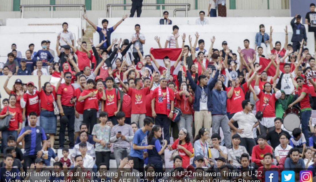 Suporter Indonesia saat mendukung Timnas Indonesia U-22melawan Timnas U-22 Vietnam pada semifinal Laga Piala AFF U-22 di Stadion National Olimpic Phnom Penh, Minggu (24/2). - JPNN.com