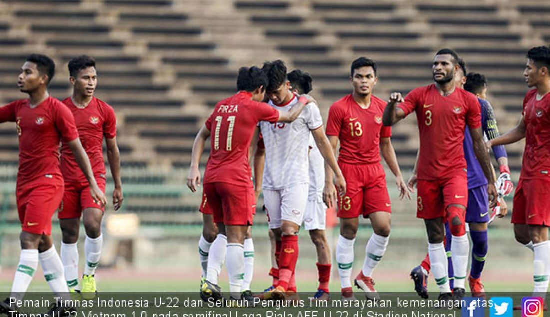 Pemain Timnas Indonesia U-22 dan Seluruh Pengurus Tim merayakan kemenangan atas Timnas U-22 Vietnam 1-0 pada semifinal Laga Piala AFF U-22 di Stadion National Olimpic Phnom Penh, Minggu (24/2). - JPNN.com