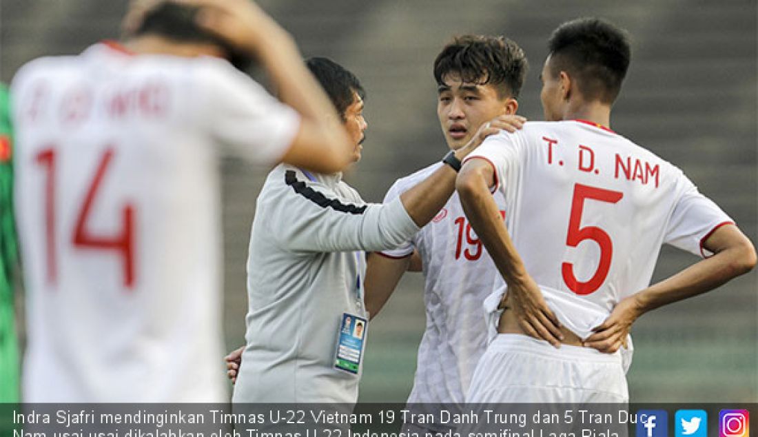 Indra Sjafri mendinginkan Timnas U-22 Vietnam 19 Tran Danh Trung dan 5 Tran Duc Nam usai usai dikalahkan oleh Timnas U-22 Indonesia pada semifinal Laga Piala AFF U-22 di Stadion National Olimpic Phnom Penh, Minggu (24/2). - JPNN.com