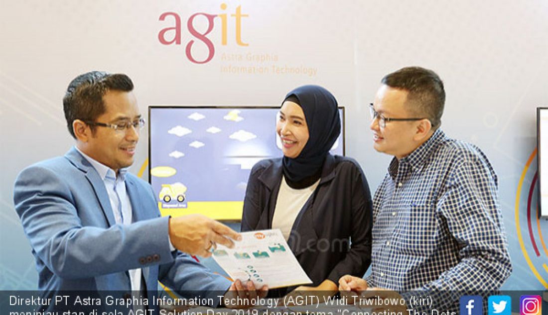 Direktur PT Astra Graphia Information Technology (AGIT) Widi Triwibowo (kiri) meninjau stan di sela AGIT Solution Day 2019 dengan tema 