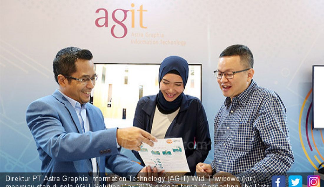 Direktur PT Astra Graphia Information Technology (AGIT) Widi Triwibowo (kiri) meninjau stan di sela AGIT Solution Day 2019 dengan tema 
