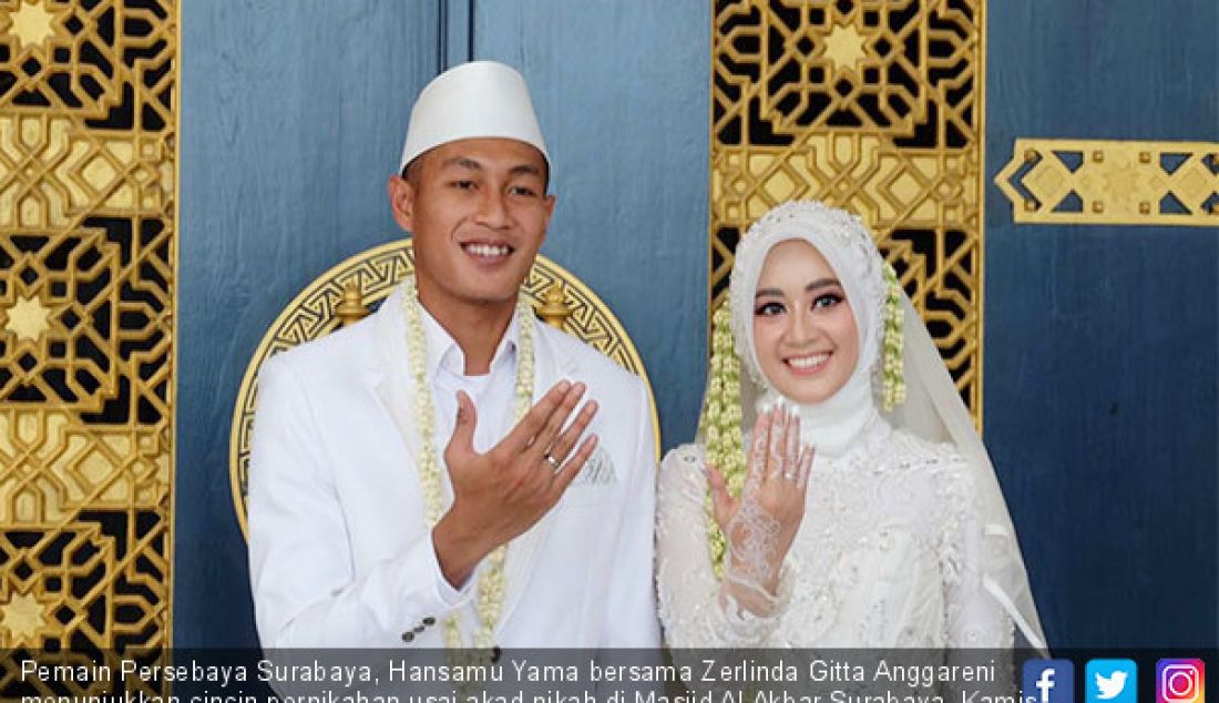 Pemain Persebaya Surabaya, Hansamu Yama bersama Zerlinda Gitta Anggareni menunjukkan cincin pernikahan usai akad nikah di Masjid Al Akbar Surabaya, Kamis (28/2). - JPNN.com