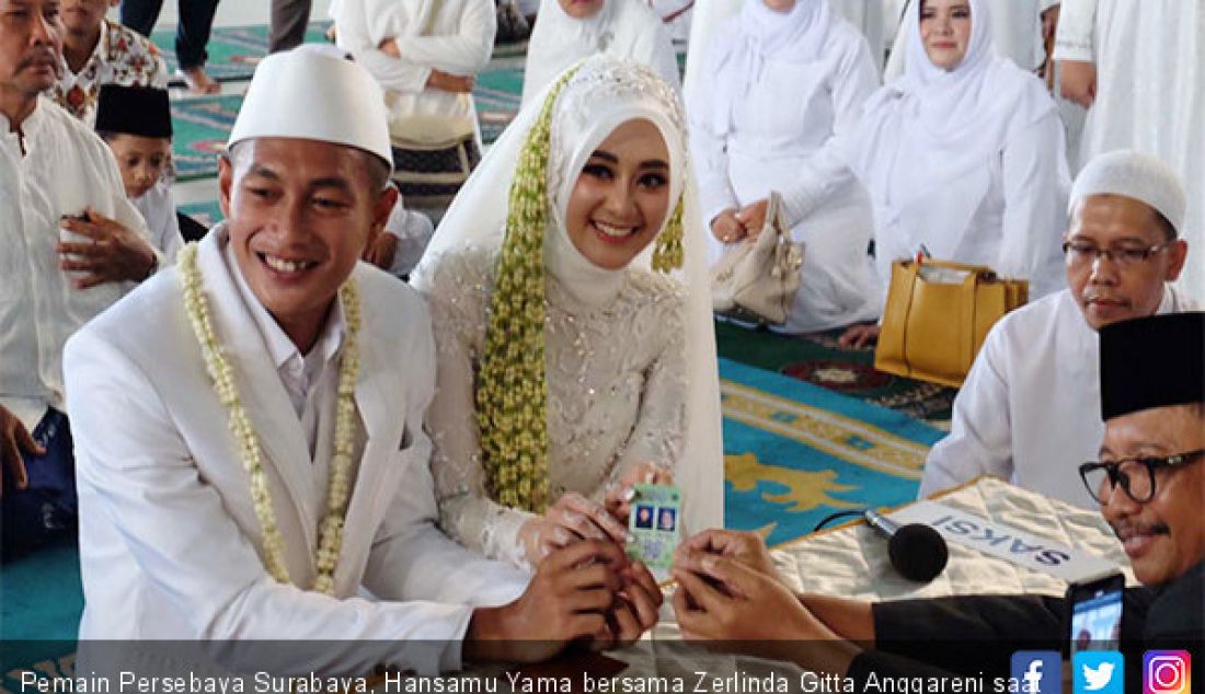 Pemain Persebaya Surabaya, Hansamu Yama bersama Zerlinda Gitta Anggareni saat akad nikah di Masjid Al Akbar Surabaya, Kamis (28/2). - JPNN.com