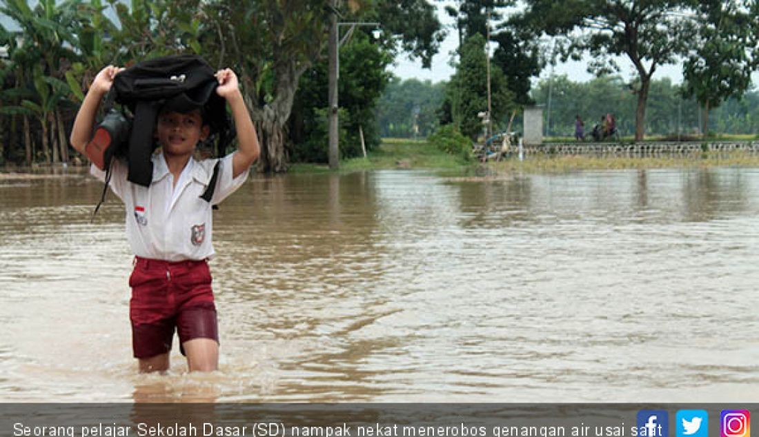 Seorang pelajar Sekolah Dasar (SD) nampak nekat menerobos genangan air usai saat pulang ke rumah usai sekolah, Madiun, Selasa (5/3). - JPNN.com