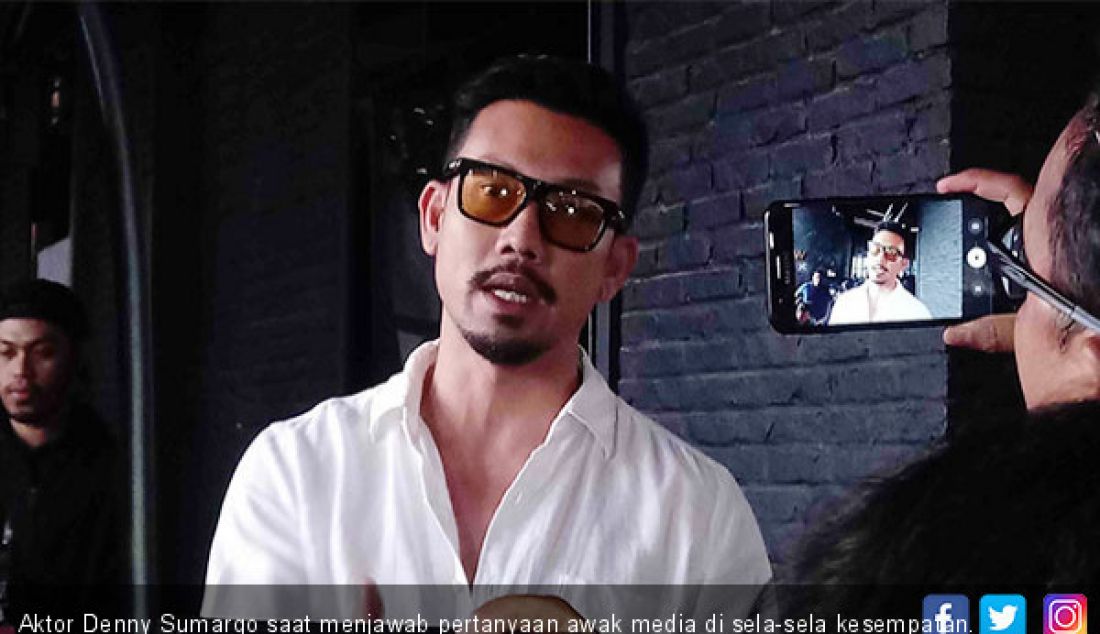 Aktor Denny Sumargo saat menjawab pertanyaan awak media di sela-sela kesempatan. - JPNN.com