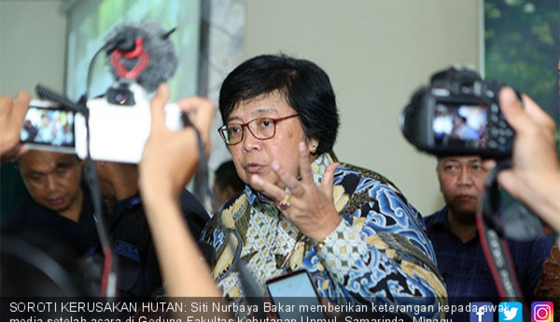 SOROTI KERUSAKAN HUTAN: Siti Nurbaya Bakar memberikan keterangan kepada awak media setelah acara di Gedung Fakultas Kehutanan Unmul, Samarinda, Minggu (10/3). - JPNN.com