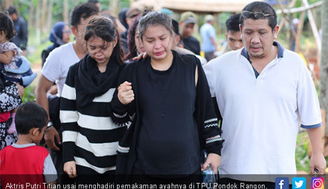 Aktris Putri Titian usai menghadiri pemakaman ayahnya di TPU Pondok Rangon, Jakarta Timur, Senin (11/3). - JPNN.com