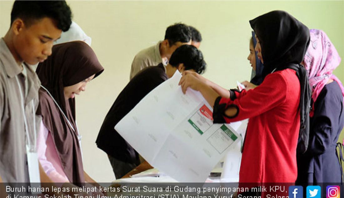 Buruh harian lepas melipat kertas Surat Suara di Gudang penyimpanan milik KPU, di Kampus Sekolah Tinggi Ilmu Adminsitrasi (STIA) Maulana Yusuf, Serang, Selasa (12/3). Pelipatan kertas suara ditenggat 3 minggu kedepan selesai. - JPNN.com