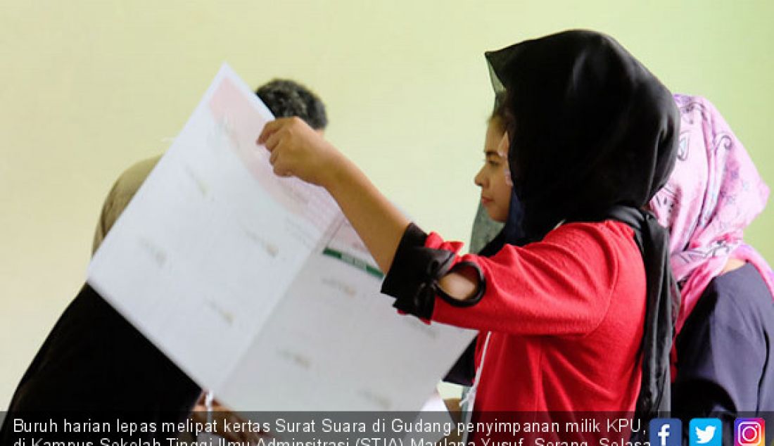 Buruh harian lepas melipat kertas Surat Suara di Gudang penyimpanan milik KPU, di Kampus Sekolah Tinggi Ilmu Adminsitrasi (STIA) Maulana Yusuf, Serang, Selasa (12/3). Pelipatan kertas suara ditenggat 3 minggu kedepan selesai. - JPNN.com