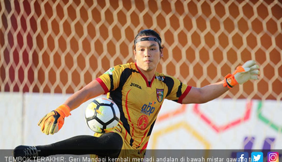TEMBOK TERAKHIR: Geri Mandagi kembali menjadi andalan di bawah mistar gawang tim Mitra Kukar saat bentrok Semen Padang. - JPNN.com