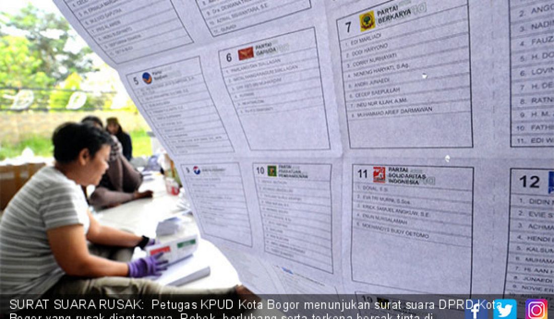 SURAT SUARA RUSAK: Petugas KPUD Kota Bogor menunjukan surat suara DPRD Kota Bogor yang rusak diantaranya. Robek, berlubang serta terkena bercak tinta di gudang logistik, Perumahan Baranangsiang Indah, Bogor, Kamis (14/3). - JPNN.com