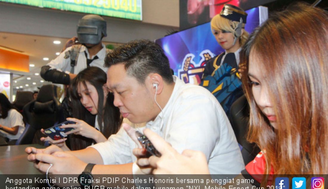 Anggota Komisi I DPR Fraksi PDIP Charles Honoris bersama penggiat game bertanding game online PUGB mobile dalam turnamen 