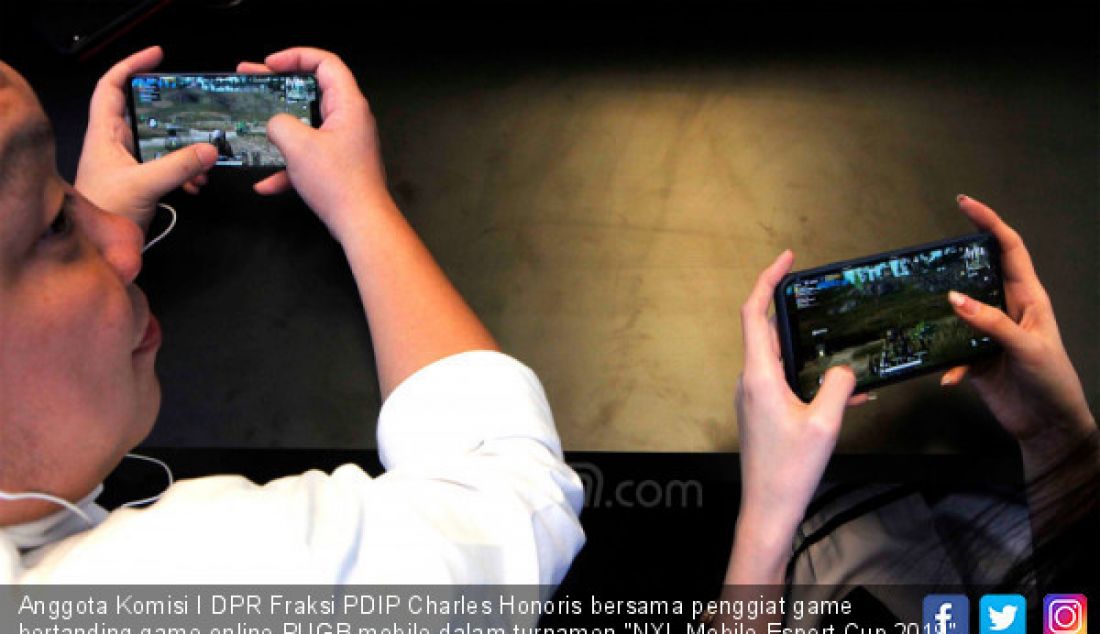 Anggota Komisi I DPR Fraksi PDIP Charles Honoris bersama penggiat game bertanding game online PUGB mobile dalam turnamen 