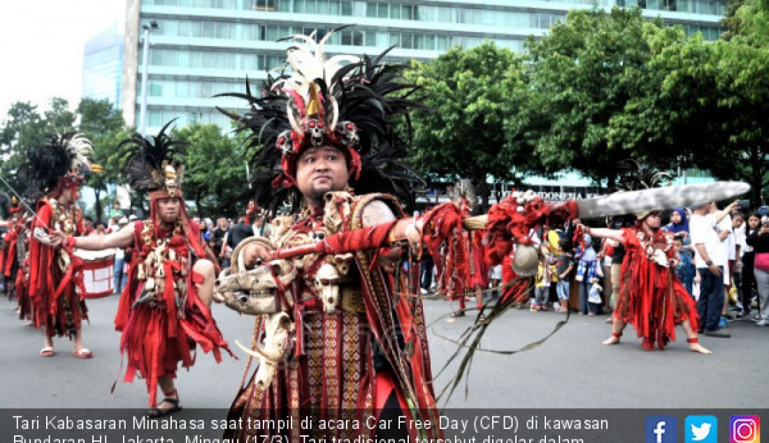 Tari Kabasaran Minahasa saat tampil di acara Car Free Day (CFD) di kawasan Bundaran HI, Jakarta, Minggu (17/3). Tari tradisional tersebut digelar dalam rangka untuk memperkenalkan budaya Suku Minahasa kepada masyarakat. - JPNN.com