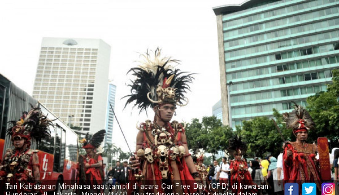 Tari Kabasaran Minahasa saat tampil di acara Car Free Day (CFD) di kawasan Bundaran HI, Jakarta, Minggu (17/3). Tari tradisional tersebut digelar dalam rangka untuk memperkenalkan budaya Suku Minahasa kepada masyarakat. - JPNN.com