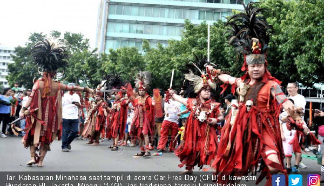 Tari Kabasaran Minahasa saat tampil di acara Car Free Day (CFD) di kawasan Bundaran HI, Jakarta, Minggu (17/3). Tari tradisional tersebut digelar dalam rangka untuk memperkenalkan budaya Suku Minahasa kepada masyarakat. - JPNN.com