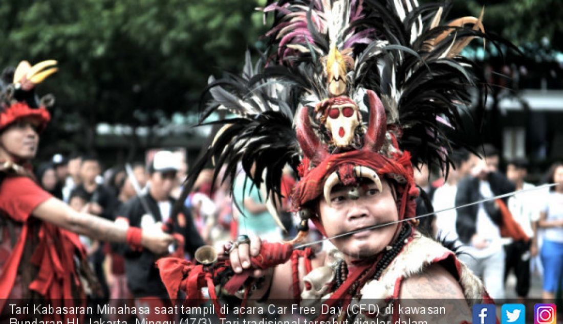 Tari Kabasaran Minahasa saat tampil di acara Car Free Day (CFD) di kawasan Bundaran HI, Jakarta, Minggu (17/3). Tari tradisional tersebut digelar dalam rangka untuk memperkenalkan budaya Suku Minahasa kepada masyarakat. - JPNN.com