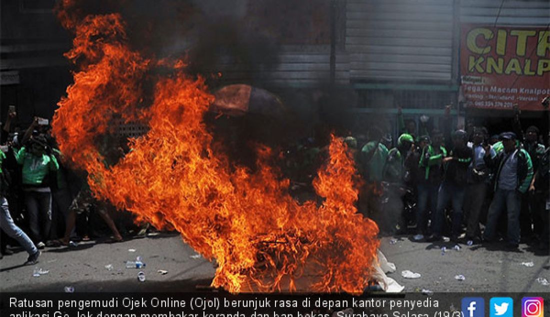 Ratusan pengemudi Ojek Online (Ojol) berunjuk rasa di depan kantor penyedia aplikasi Go-Jek dengan membakar keranda dan ban bekas, Surabaya Selasa (19/3). Massa gabungan ojol tersebut menuntut transparansi aplikator. - JPNN.com