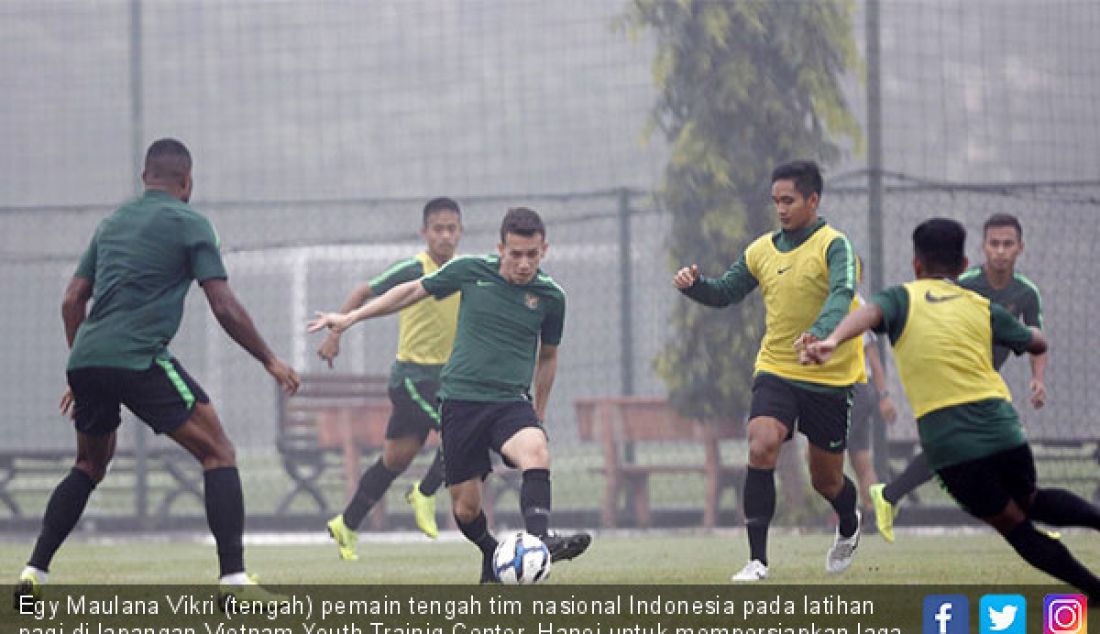 Egy Maulana Vikri (tengah) pemain tengah tim nasional Indonesia pada latihan pagi di lapangan Vietnam Youth Trainig Center, Hanoi untuk mempersiapkan laga kualifikasi Piala AFC U-23 grup K di Hanoi, Vietnam, Rabu (20/3). - JPNN.com