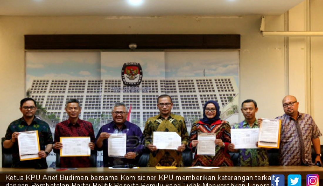 Ketua KPU Arief Budiman bersama Komisioner KPU memberikan keterangan terkait dengan Pembatalan Partai Politik Peserta Pemilu yang Tidak Menyerahkan Laporan Awal Dana Kampanye di kantor KPU RI, Jakarta, Kamis (21/3). - JPNN.com