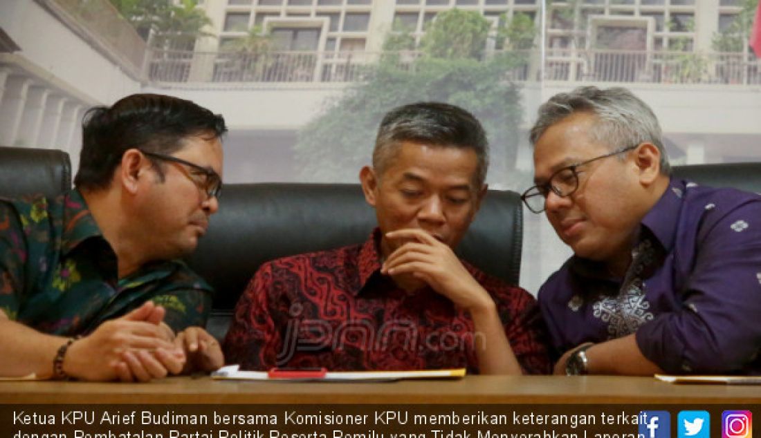 Ketua KPU Arief Budiman bersama Komisioner KPU memberikan keterangan terkait dengan Pembatalan Partai Politik Peserta Pemilu yang Tidak Menyerahkan Laporan Awal Dana Kampanye di kantor KPU RI, Jakarta, Kamis (21/3). - JPNN.com