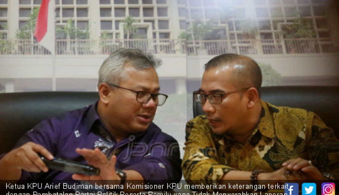 Ketua KPU Arief Budiman bersama Komisioner KPU memberikan keterangan terkait dengan Pembatalan Partai Politik Peserta Pemilu yang Tidak Menyerahkan Laporan Awal Dana Kampanye di kantor KPU RI, Jakarta, Kamis (21/3). - JPNN.com