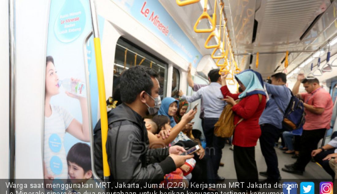 Warga saat menggunakan MRT, Jakarta, Jumat (22/3). Kerjasama MRT Jakarta dengan Le Minerale sinergikan dua perusahaan untuk berikan kepuasan tertinggi konsumen dalam pemilihan air mineral berkualitas, Le Minerale. - JPNN.com