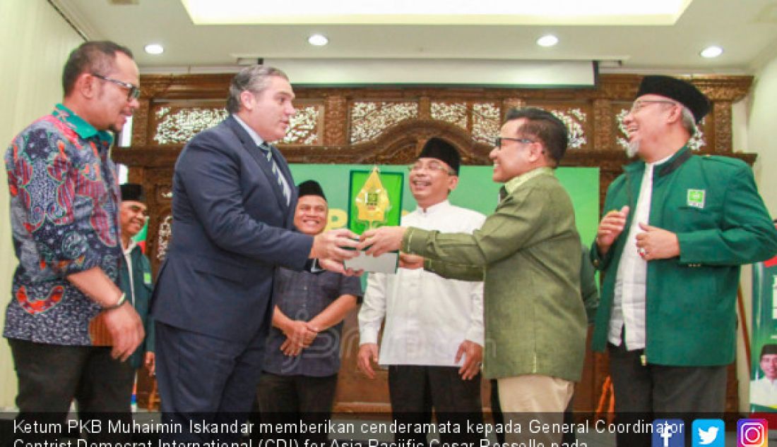 Ketum PKB Muhaimin Iskandar memberikan cenderamata kepada General Coordinator Centrist Democrat International (CDI) for Asia Paciific Cesar Rossello pada kunjungan ke kantor DPP PKB, Jakarta, Jumat (22/3). - JPNN.com