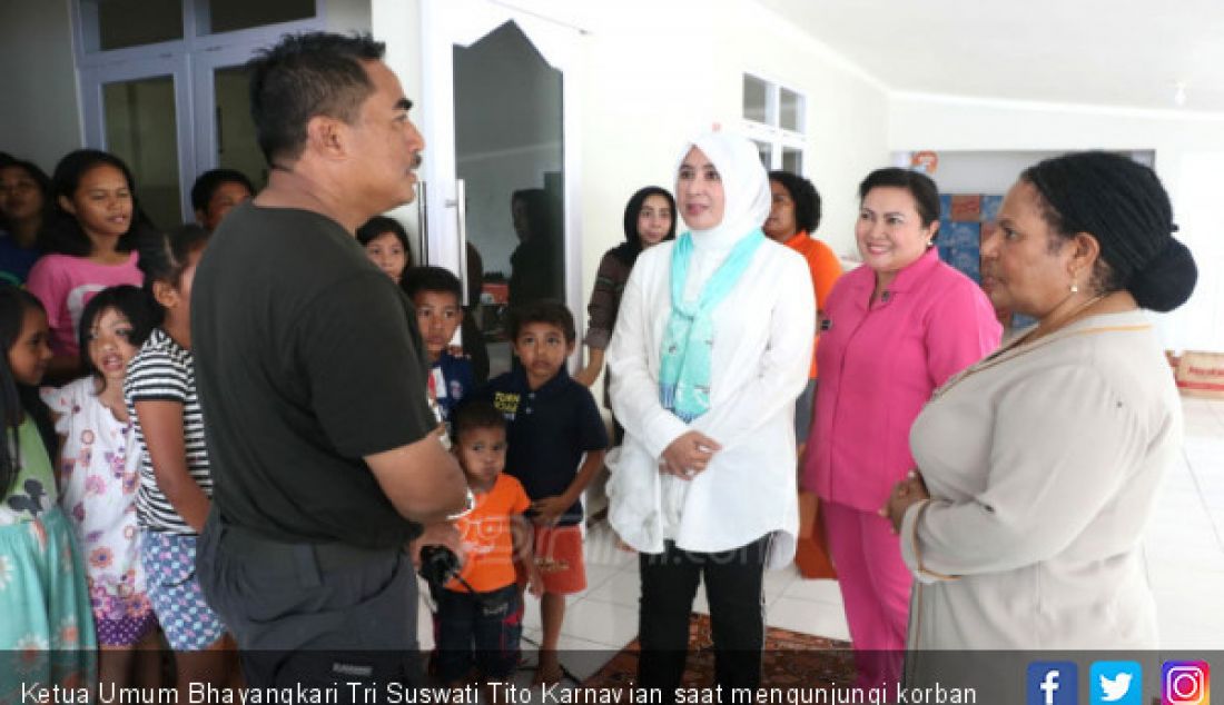 Ketua Umum Bhayangkari Tri Suswati Tito Karnavian saat mengunjungi korban bencana banjir di Kabupaten Jayapura, Papua, Jumat (22/3). - JPNN.com