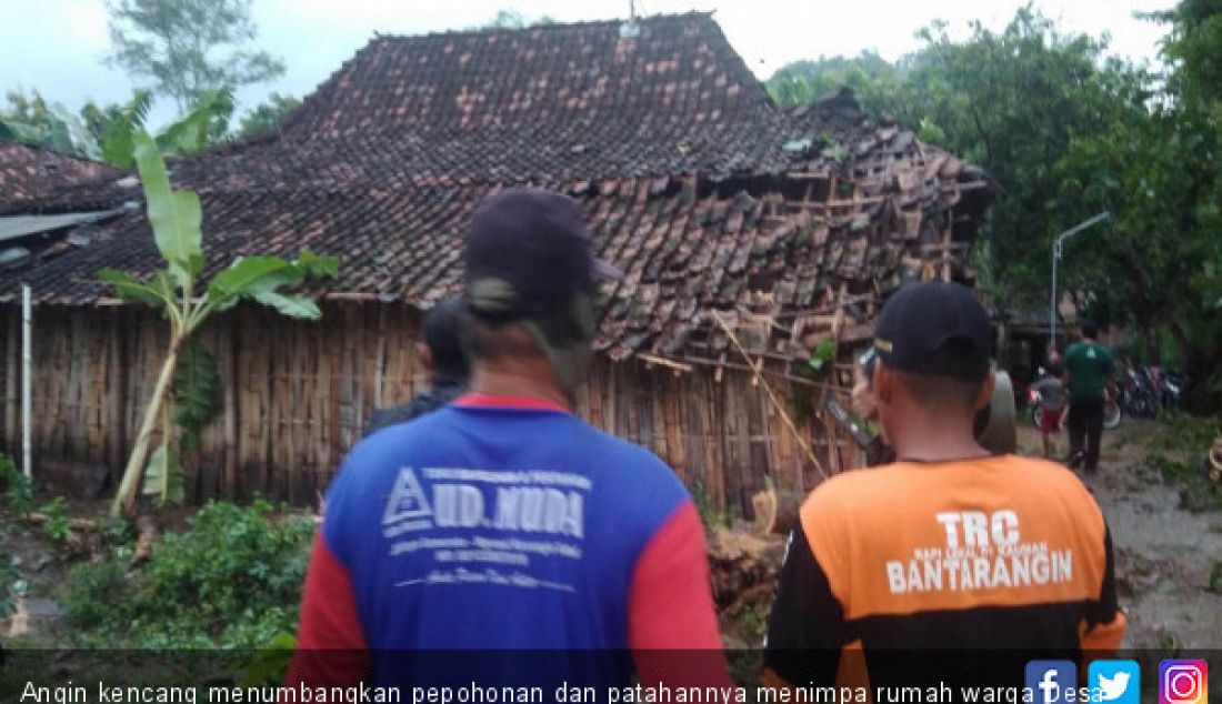 Angin kencang menumbangkan pepohonan dan patahannya menimpa rumah warga Desa Karanglo Kidul, Jambon, Ponorogo, Jumat (22/3) lalu. - JPNN.com