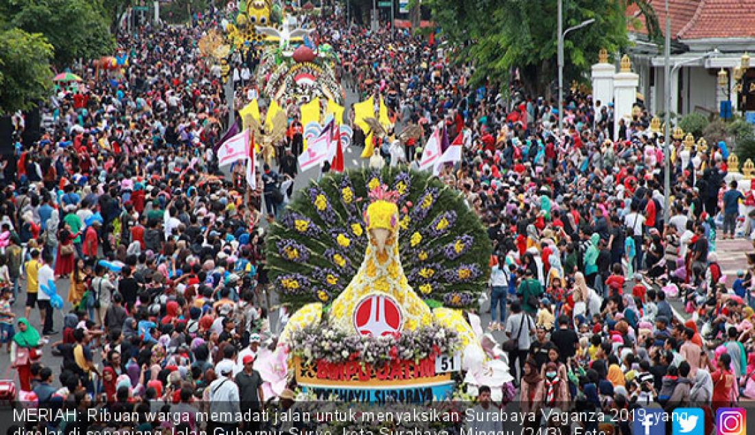 MERIAH: Ribuan warga memadati jalan untuk menyaksikan Surabaya Vaganza 2019 yang digelar di sepanjang Jalan Gubernur Suryo, kota Surabaya, Minggu (24/3). - JPNN.com