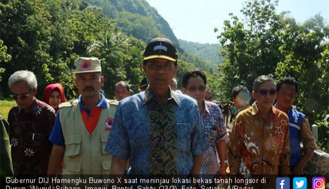 Gubernur DIJ Hamengku Buwono X saat meninjau lokasi bekas tanah longsor di Dusun, Wunul, Sriharjo, Imogiri, Bantul, Sabtu (23/3). - JPNN.com