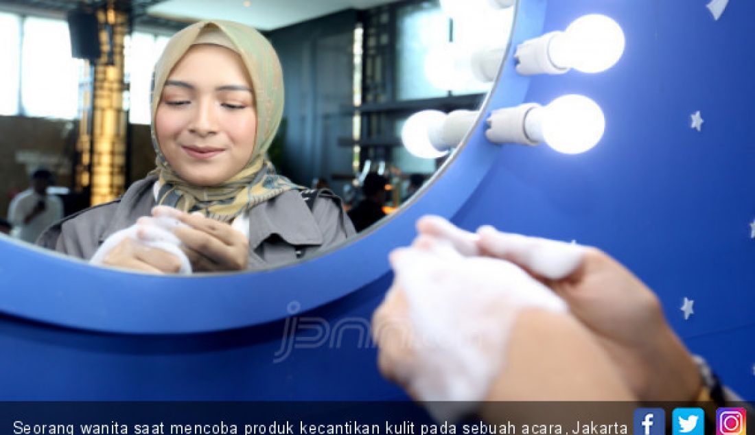 Seorang wanita saat mencoba produk kecantikan kulit pada sebuah acara, Jakarta Selasa (26/3). - JPNN.com