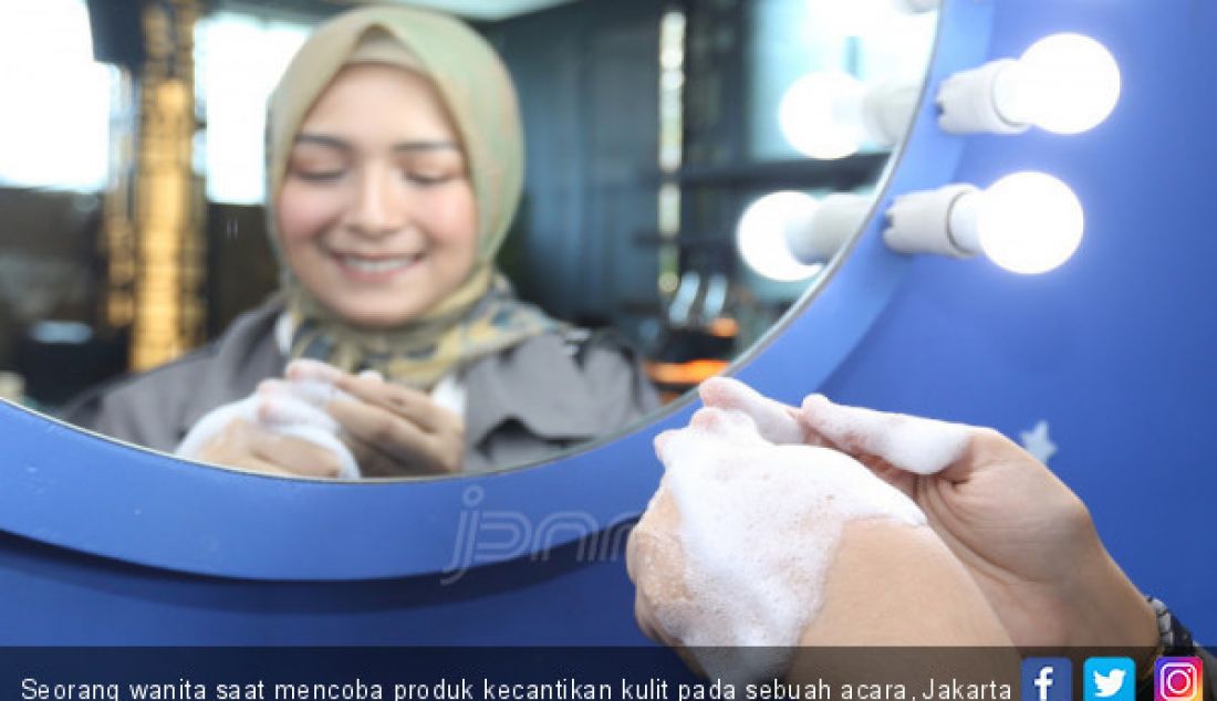 Seorang wanita saat mencoba produk kecantikan kulit pada sebuah acara, Jakarta Selasa (26/3). - JPNN.com