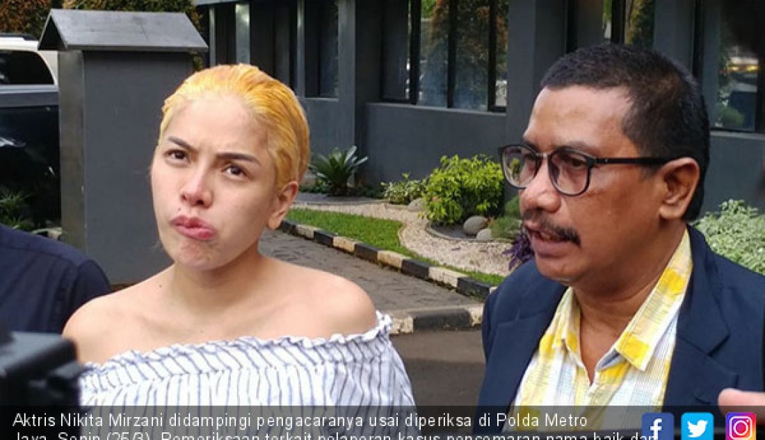 Aktris Nikita Mirzani didampingi pengacaranya usai diperiksa di Polda Metro Jaya, Senin (25/3). Pemeriksaan terkait pelaporan kasus pencemaran nama baik dan fitnah yang diduga dilakukan oleh seorang wanita berinisial PC. - JPNN.com