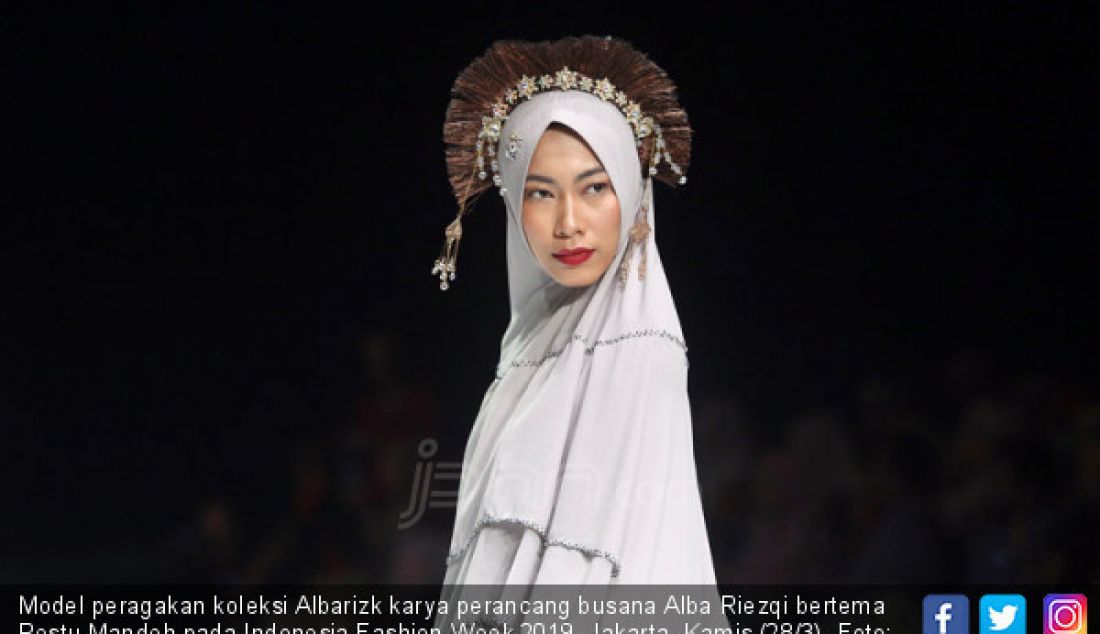 Model peragakan koleksi Albarizk karya perancang busana Alba Riezqi bertema Restu Mandeh pada Indonesia Fashion Week 2019, Jakarta, Kamis (28/3). - JPNN.com