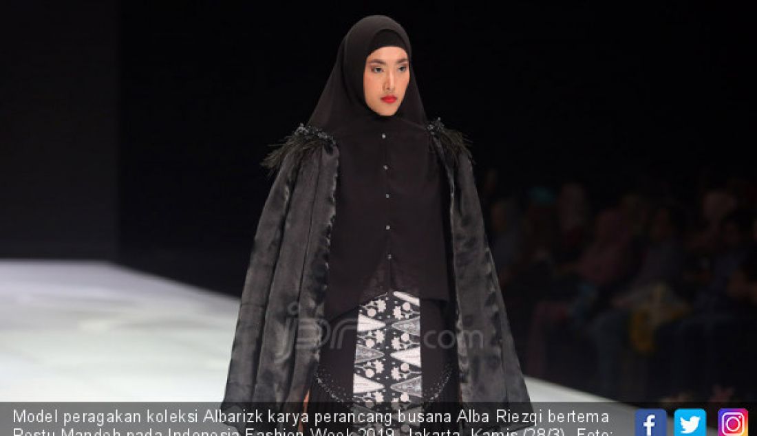 Model peragakan koleksi Albarizk karya perancang busana Alba Riezqi bertema Restu Mandeh pada Indonesia Fashion Week 2019, Jakarta, Kamis (28/3). - JPNN.com