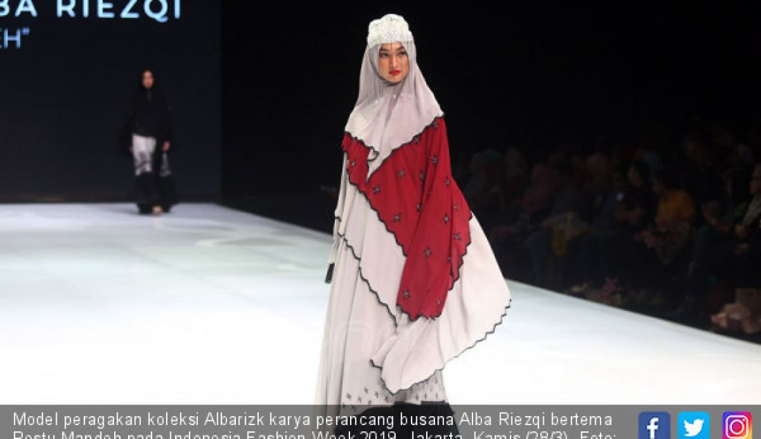 Model peragakan koleksi Albarizk karya perancang busana Alba Riezqi bertema Restu Mandeh pada Indonesia Fashion Week 2019, Jakarta, Kamis (28/3). - JPNN.com