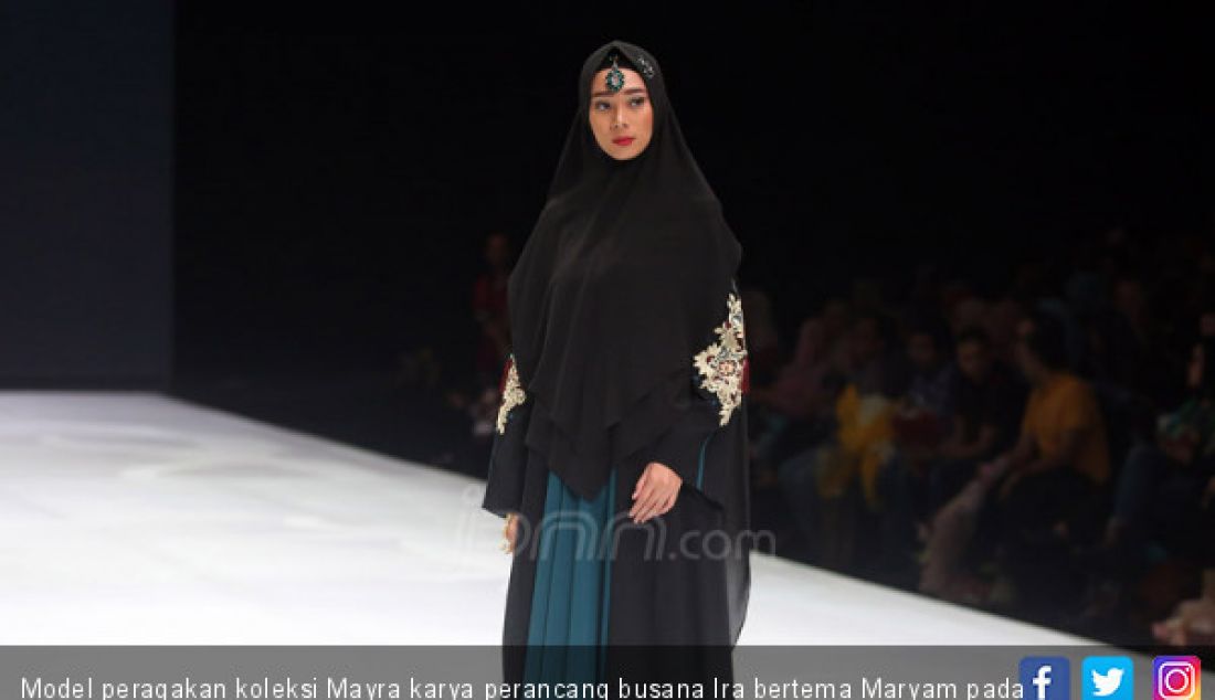 Model peragakan koleksi Mayra karya perancang busana Ira bertema Maryam pada Indonesia Fashion Week 2019, Jakarta, Kamis (28/3). - JPNN.com